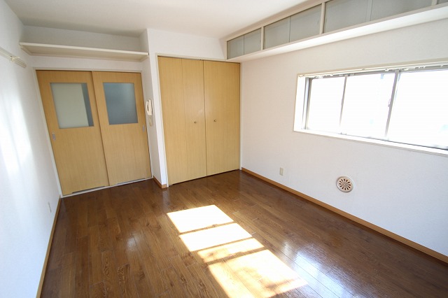 居室・リビング　同物件、別号室のものです。