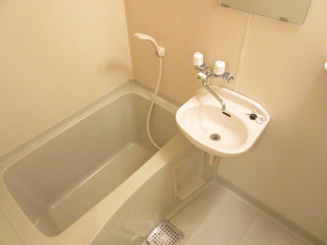 バス・シャワールーム　洗面ボウル付きのバスルームです♪