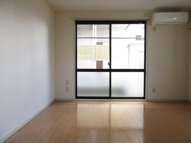 居室・リビング　南向き８帖の洋室です♪