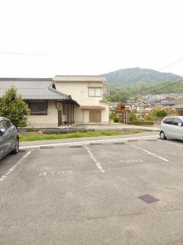 駐車場　駐車場に車を止められます