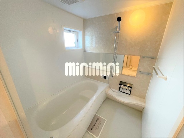 洗面設備　全面鏡の大きな洗面台。朝の支度も楽々ですね！