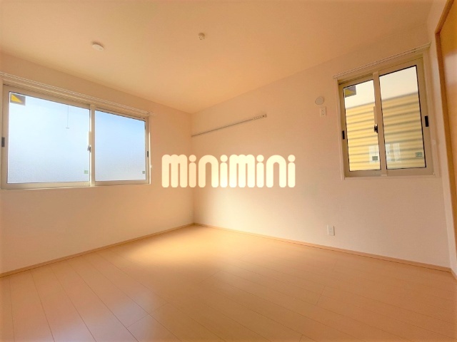 その他　北側の洋間です。窓が２つあるので明るいですね！