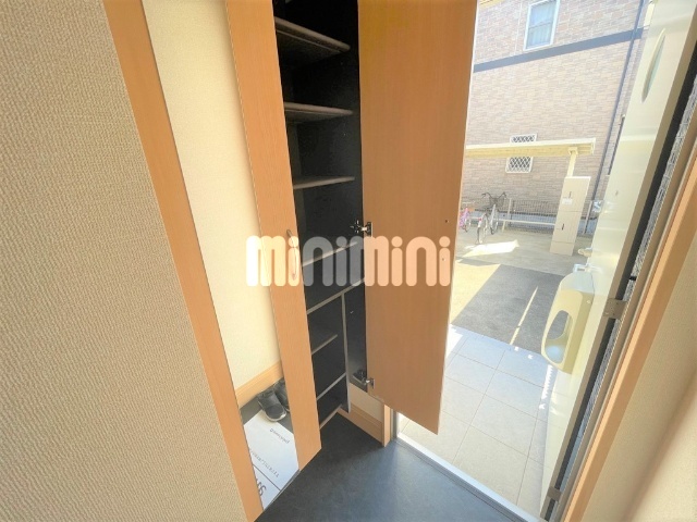 玄関　たっぷり入る下駄箱収納