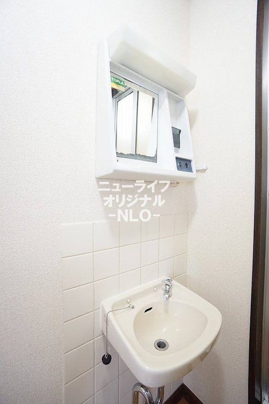 洗面設備　鏡が設置されているので身支度に便利です☆