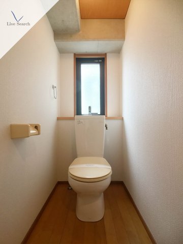 トイレ　落ち着いた色調のトイレです