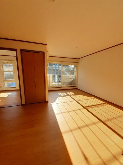 居室・リビング　エアコン完備、11畳のリビングです。