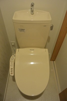 トイレ　温水洗浄便座付きトイレです。※同シリーズ参照※