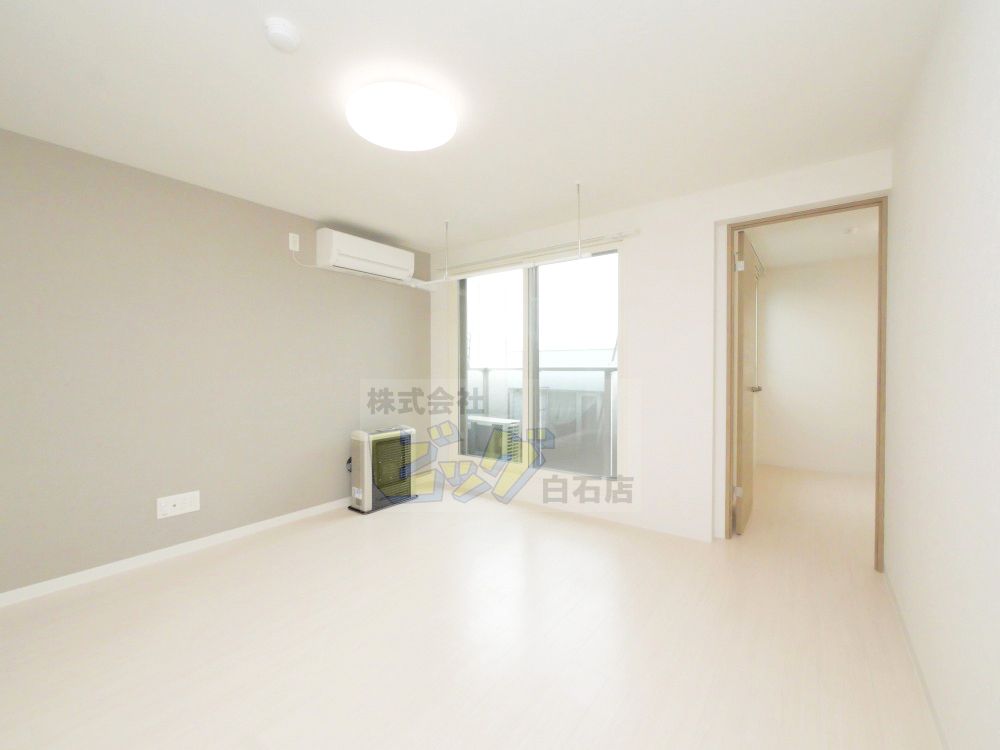 居室・リビング　白を基調としたお部屋でオシャレな内装です♪