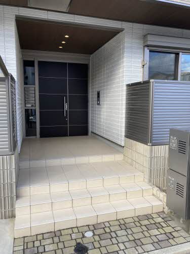 エントランス　落ち着いたエントランスです