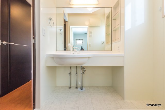 洗面設備　洗面・脱衣　シャンプードレッサー付き。