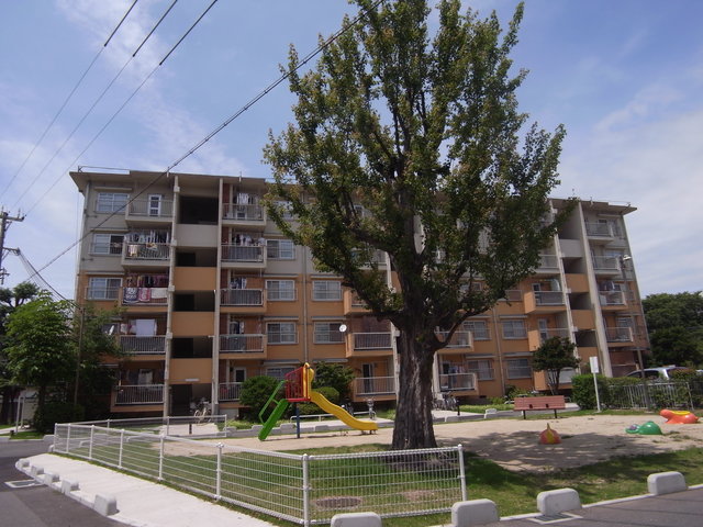 その他共有部分　プレイロットが近くにある住棟。お子様の様子をバルコニーからも