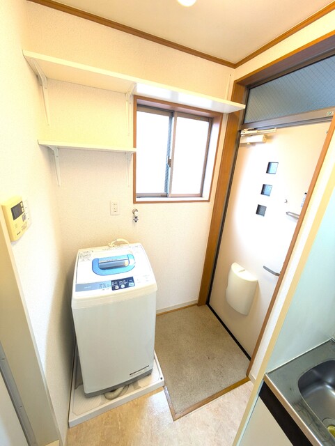 玄関　洗濯機は残置です。