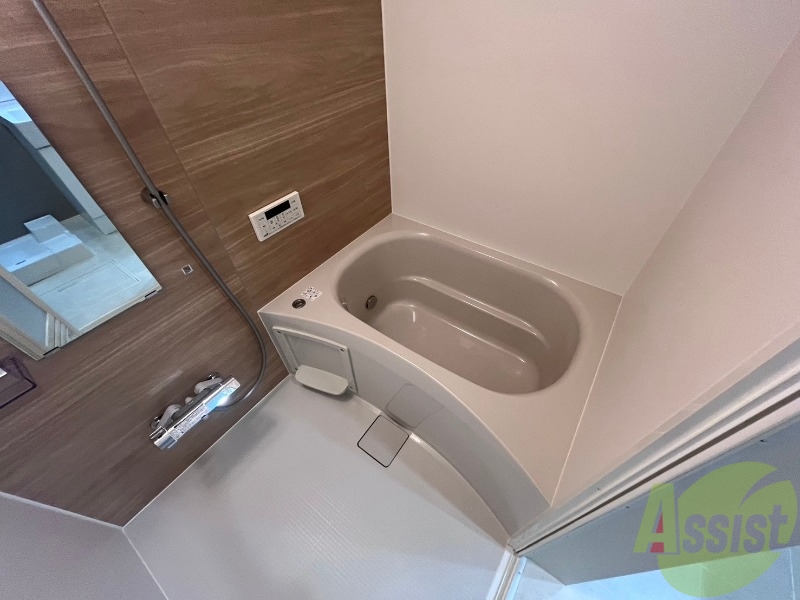 バス・シャワールーム　浴室は浴室乾燥機、追い焚き機能付きです。便利ですね。