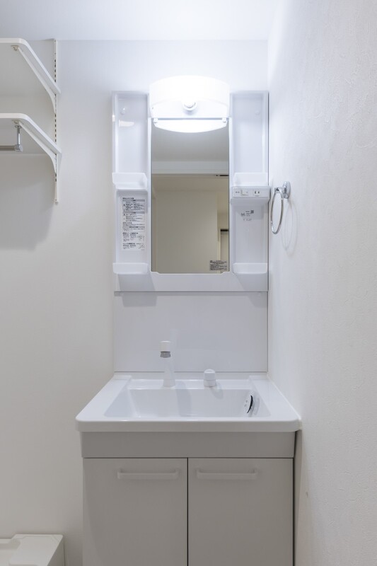 洗面設備　明るい洗面所です