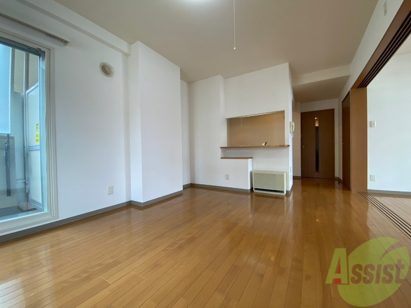 居室・リビング　リビングです。木目のフローリングが落ち着きますね。