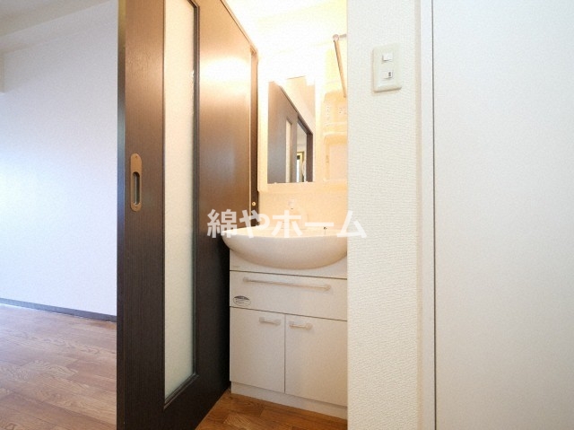 洗面設備　独立洗面化粧台が付いています