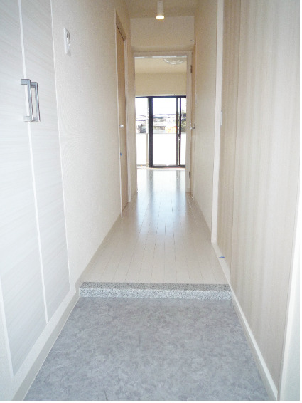 玄関　【コンビニが下にある便利物件♪】