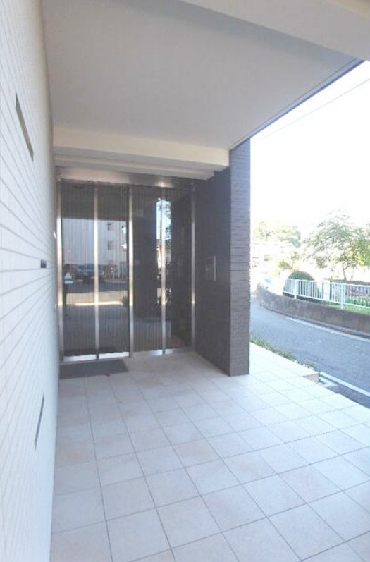 エントランス　【コンビニが下にある便利物件♪】