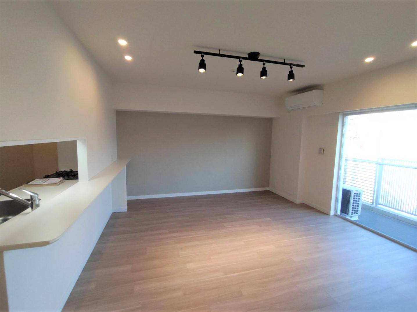 居室・リビング　※別部屋の参考写真です。