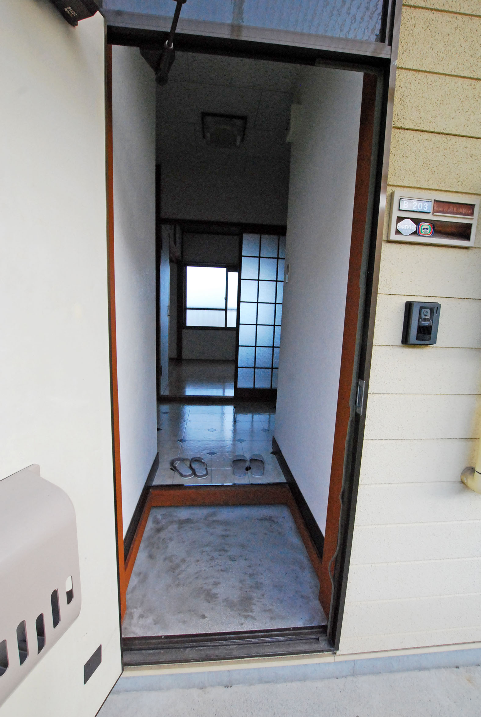 玄関　外から玄関を見たところ