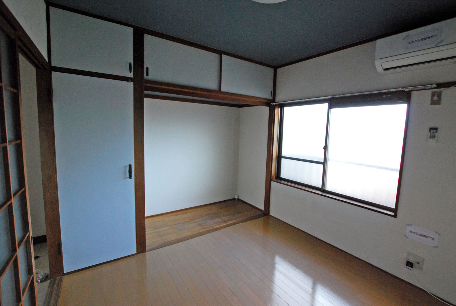 居室・リビング　室内から収納側を見たところ