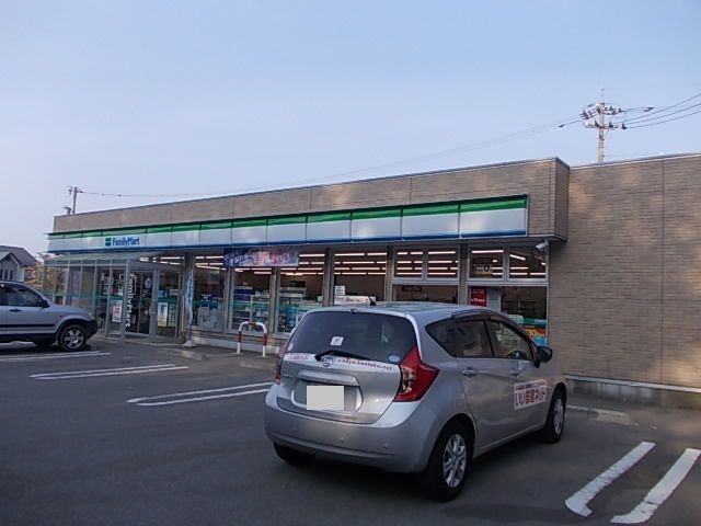 コンビニ　ファミリーマート金沢土清水町店（コンビニ）まで216m