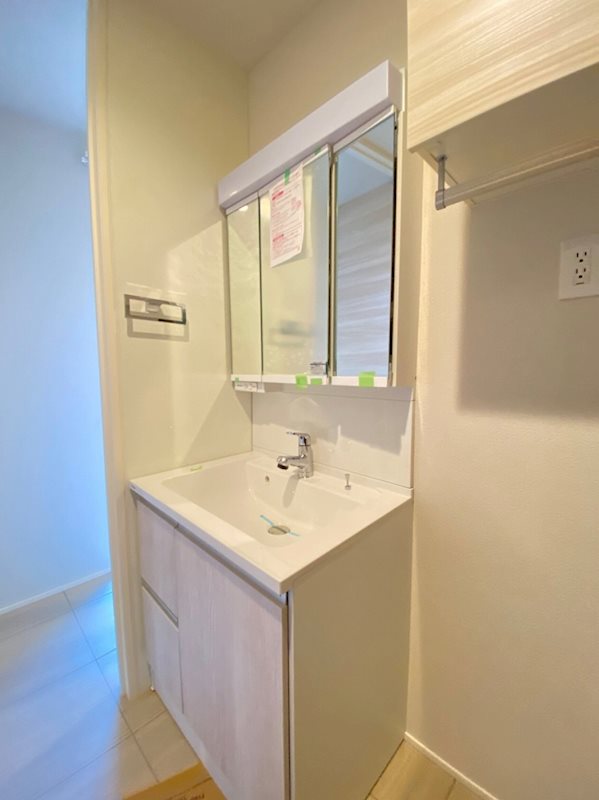 洗面設備　3面鏡シャワー付なのでおしゃれしやすいです