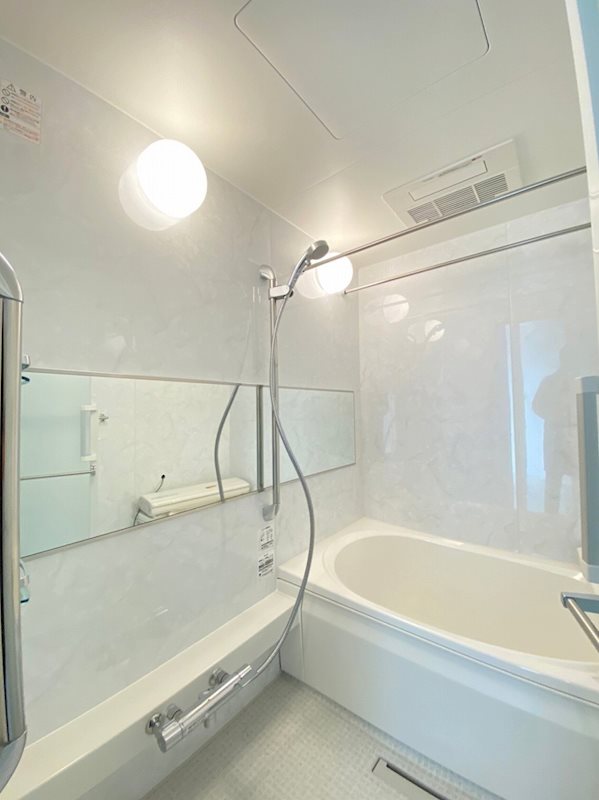 バス・シャワールーム　ゆったりとしたバスルーム。