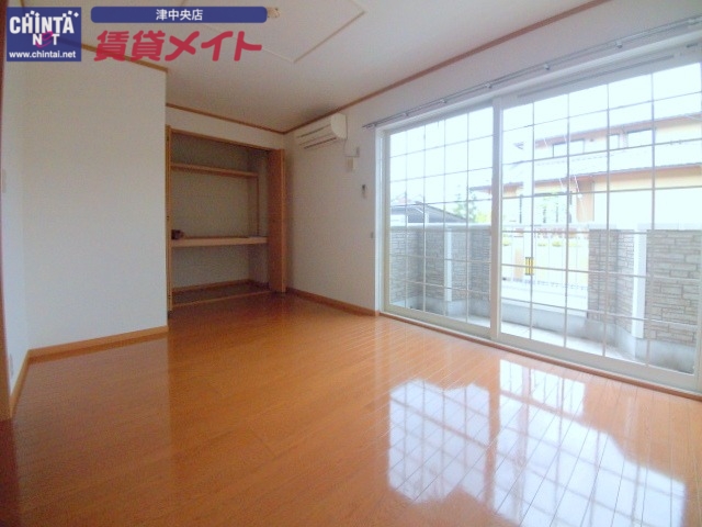 居室・リビング　同型参考写真です。