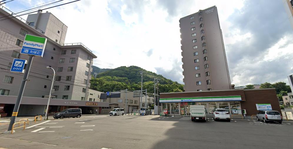コンビニ　ファミリーマート札幌ロープウェイ入口店（コンビニ）まで411m