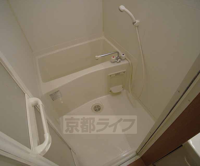 バス・シャワールーム　シャワー付きの便利なお風呂です。