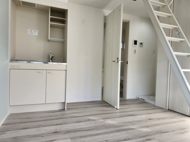 居室・リビング　ロフト付き！約６．７帖の居室になります。