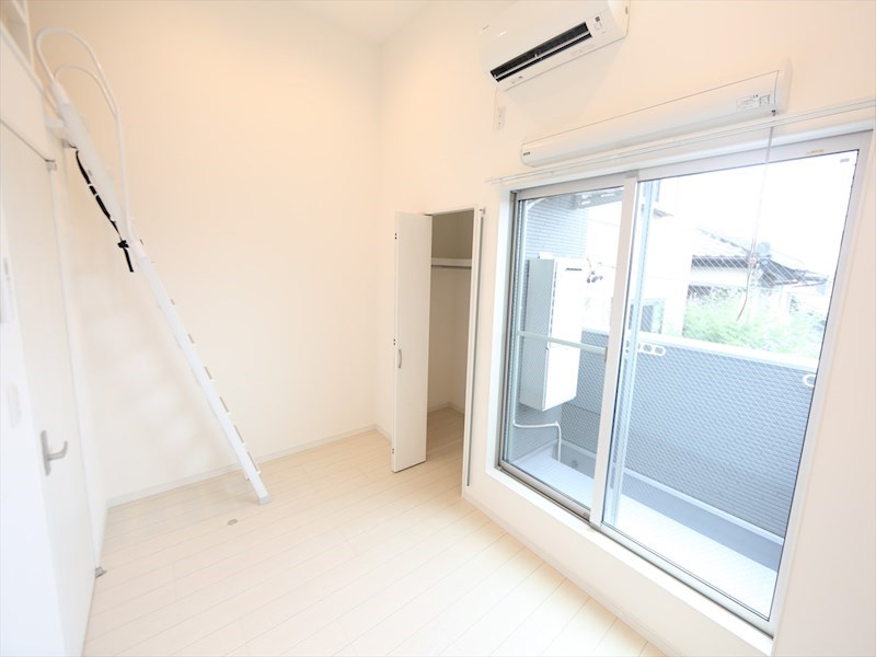 居室・リビング　洋室5.6帖　ロフト4.7帖（収納でもお部屋でも使えます）