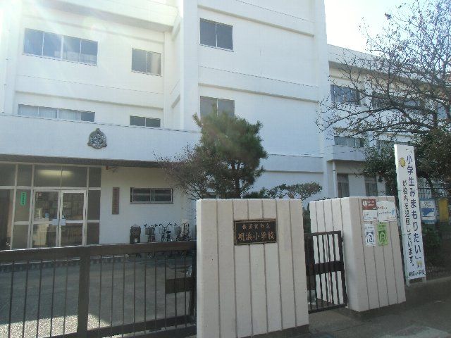 中学校　横須賀市立久里浜中学校（中学校）まで919m