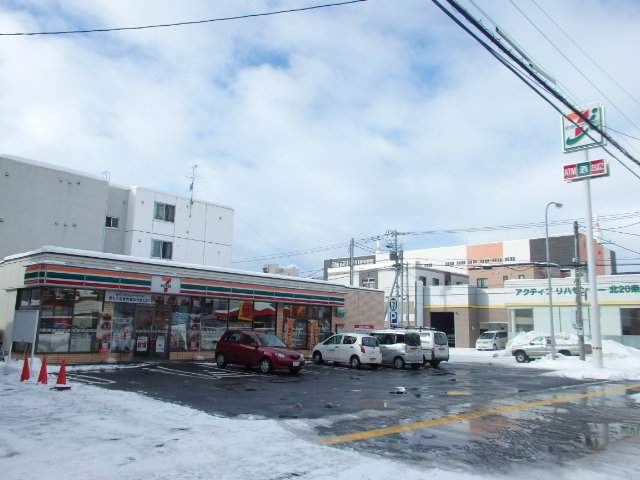 コンビニ　セブンイレブン（コンビニ）まで242m