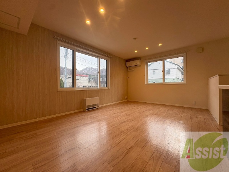 居室・リビング　リビングです。窓が大きくて明るいですね！