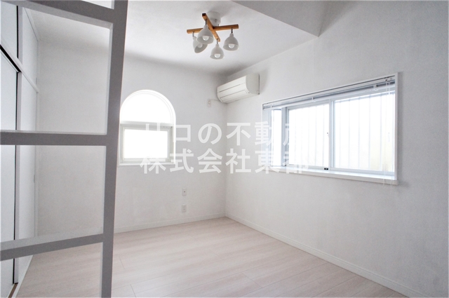 居室・リビング　２面採光なので、明るく風通しのよい過ごしやすいお部屋です♪