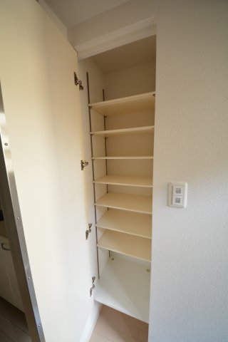 収納　クリスタルブライト谷町　シューズＢＯＸ