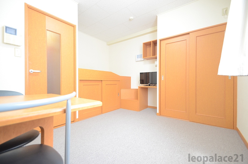 居室・リビング　家伝・家具付きのお部屋です。