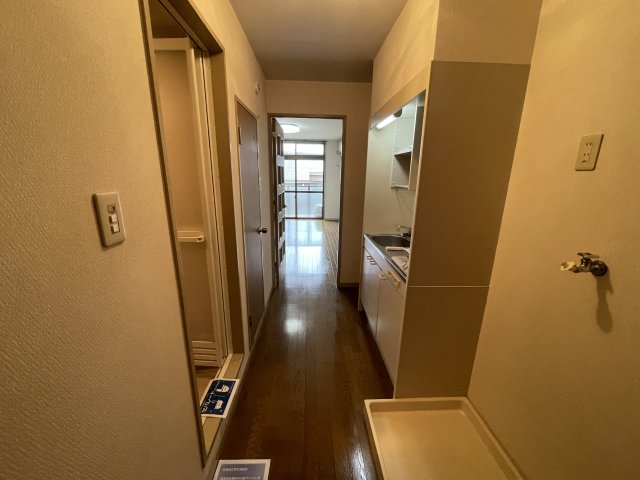 玄関　別部屋同一間取りのお写真となります。