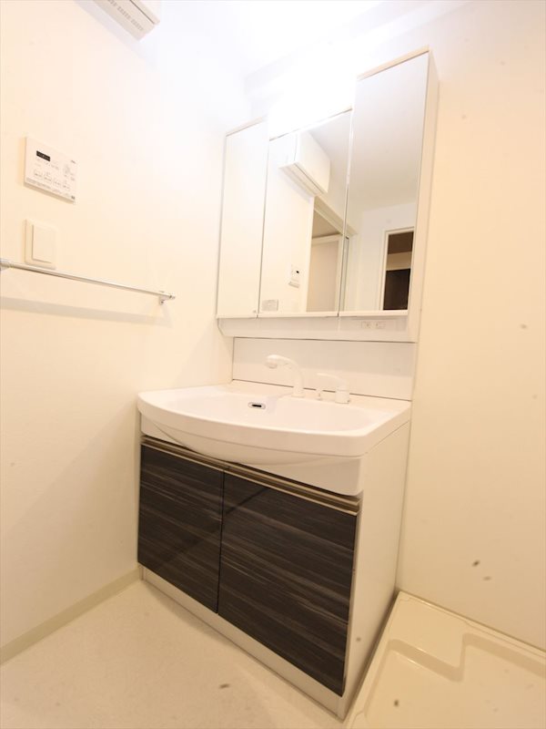 洗面設備　脱衣所　独立洗面台（シャンプードレッサー付）