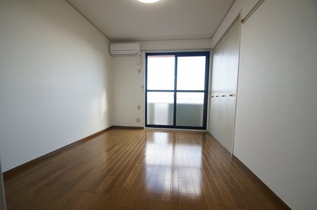 居室・リビング　こちらの居間で趣味の時間をお楽しみください