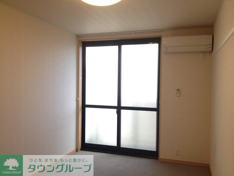 居室・リビング　ナチュラルな木目と白を基調とした室内