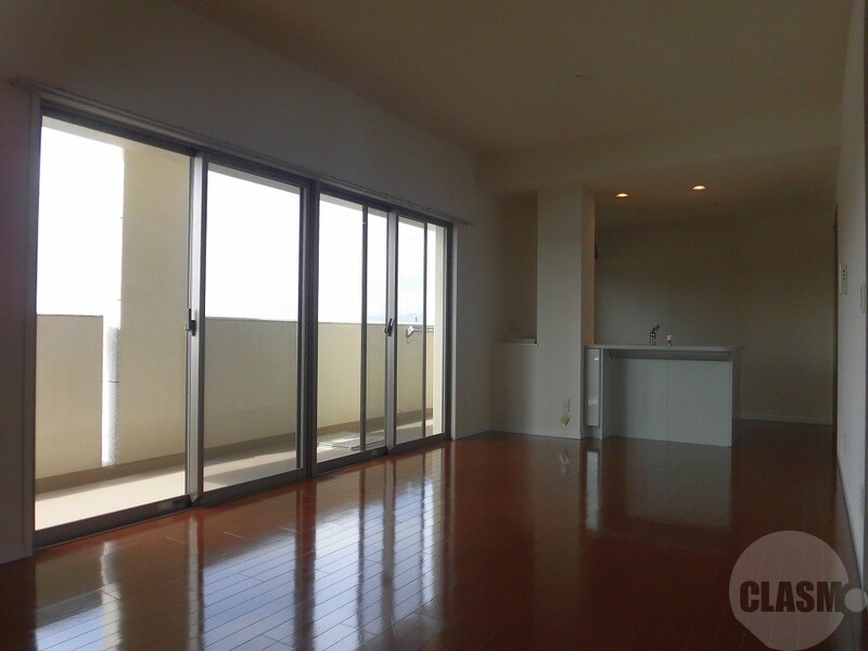 居室・リビング　明るい窓の多いリビング