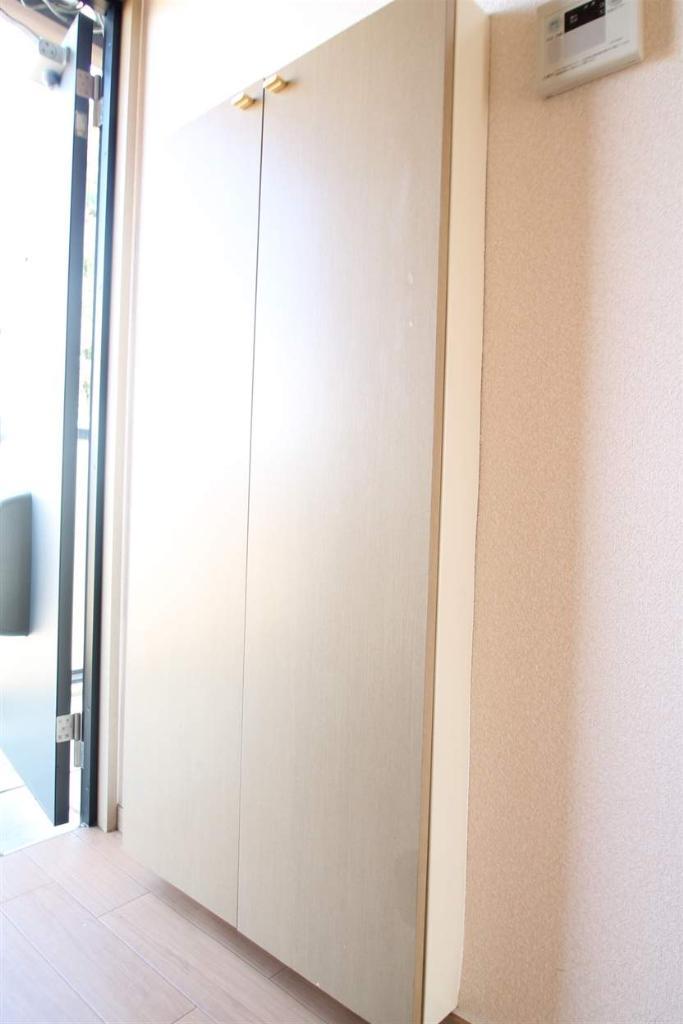 玄関　大きめのシューズボックスです