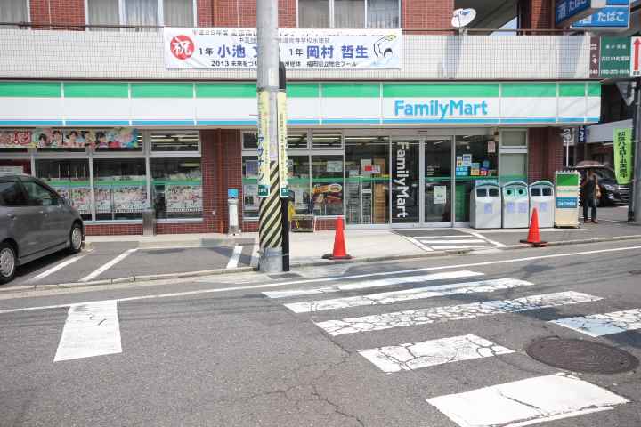 コンビニ　ファミリーマート（コンビニ）まで900m