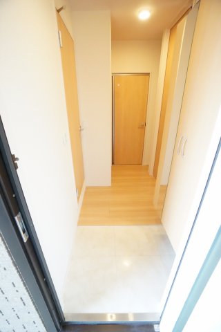 玄関　※同物件・同タイプの写真です