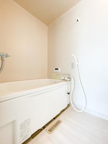 バス・シャワールーム　オフホワイトで統一された清潔感のあるバスルーム。