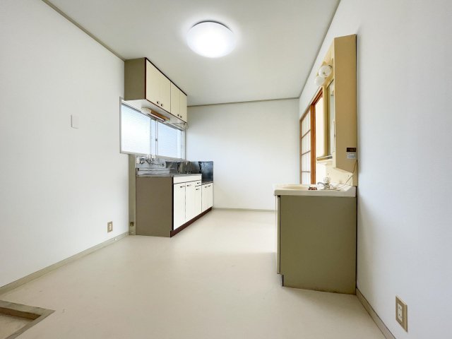 居室・リビング　オレンジのドアがアクセントの、清潔感溢れる空間です。