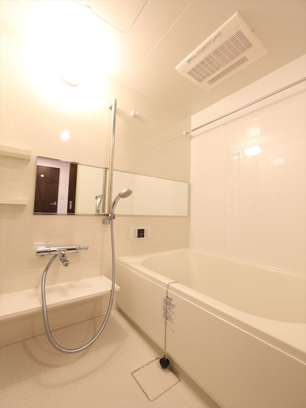 バス・シャワールーム　浴室暖房乾燥機付　追い焚き・オートバス機能付お風呂